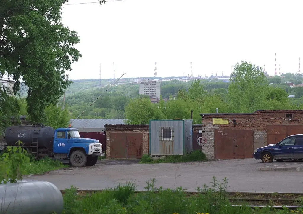Vue de la raffinerie de pétrole d'Oufa, au Bachkortostan, depuis la ville, photo d'illustration