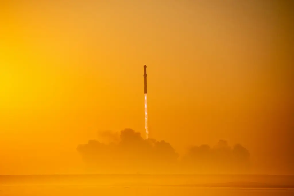 Lanceur spatial en vol dans un ciel brumeux, illustration