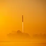Lanceur spatial en vol dans un ciel brumeux, illustration