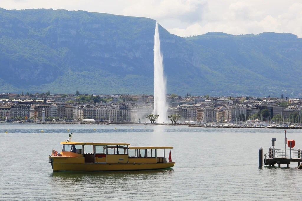 Le lac Léman à Genève, avec le Jet d'eau en arrière-plan