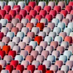 Sièges vides dans une tribune de stade de football, photographie d'illustration