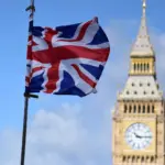 Le drapeau britannique devant la tour de l'horloge du palais de Westminster, à Londres, illustration