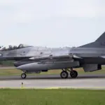 Un chasseur F-16 décolle en alerte depuis la base aérienne de Siauliai, en Lituanie, dans le cadre de la mission de police du ciel balte de l'OTAN, photo d'illustration