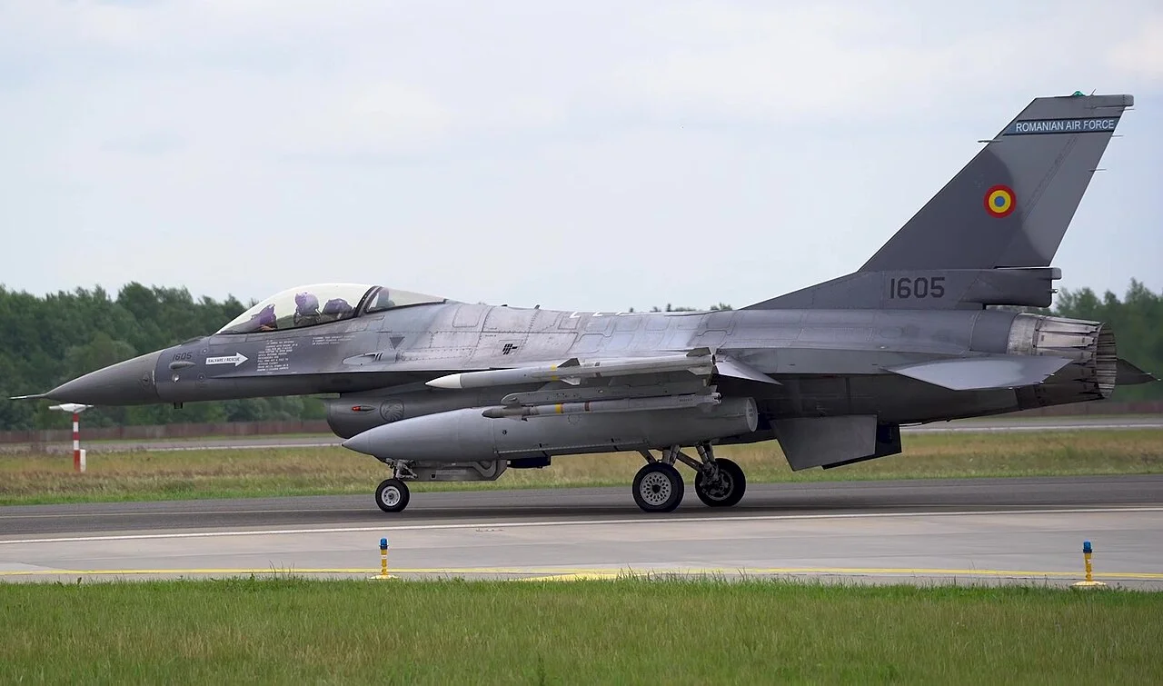 Un chasseur F-16 décolle en alerte depuis la base aérienne de Siauliai, en Lituanie, dans le cadre de la mission de police du ciel balte de l'OTAN, photo d'illustration