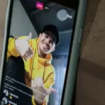 Personne en direct sur les reseaux sociaux avec un smartphone