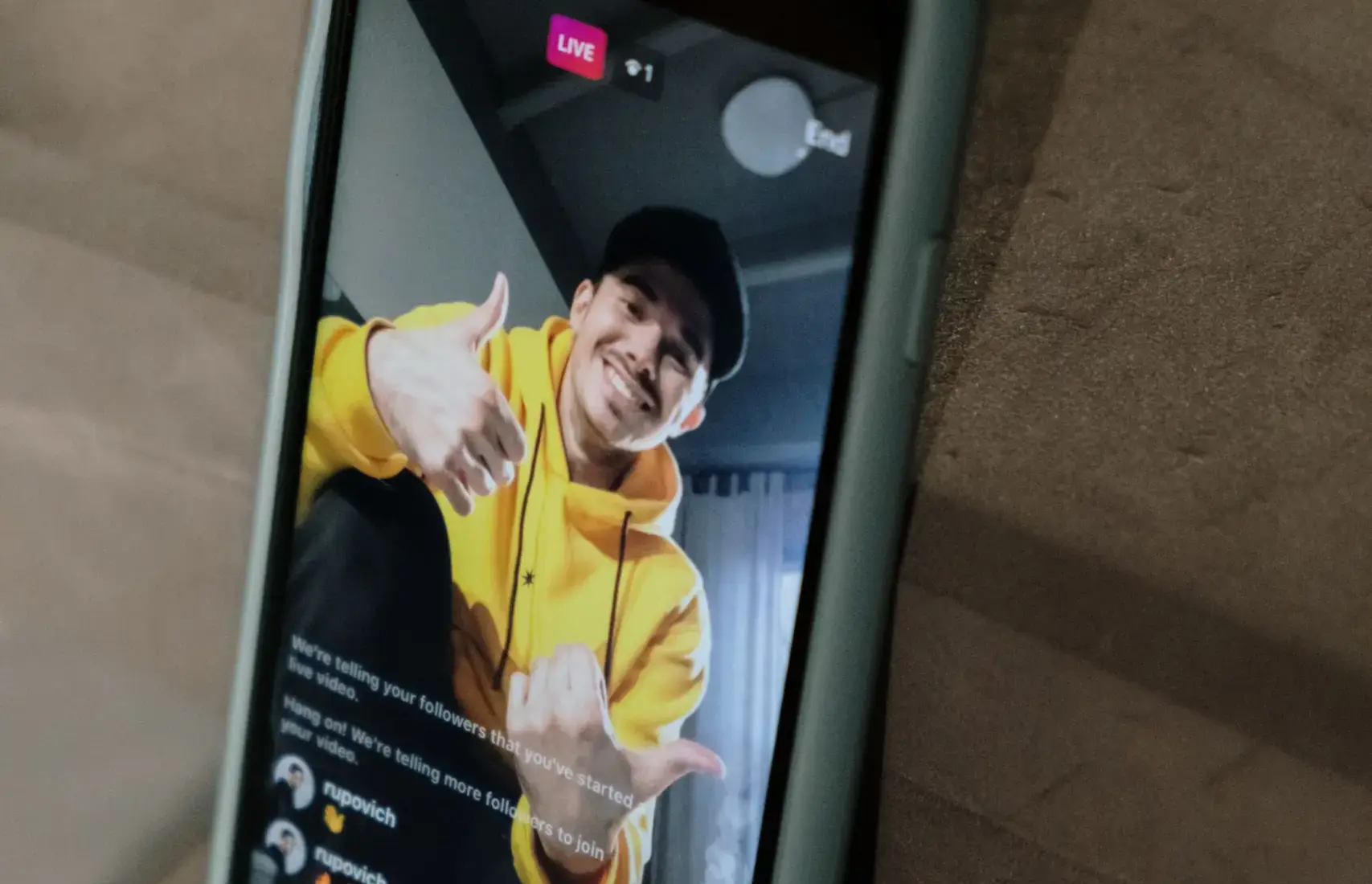 Personne en direct sur les reseaux sociaux avec un smartphone