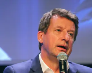 Lire la suite à propos de l’article Présidentielle 2027 : Yannick Jadot se rallie à Glucksmann