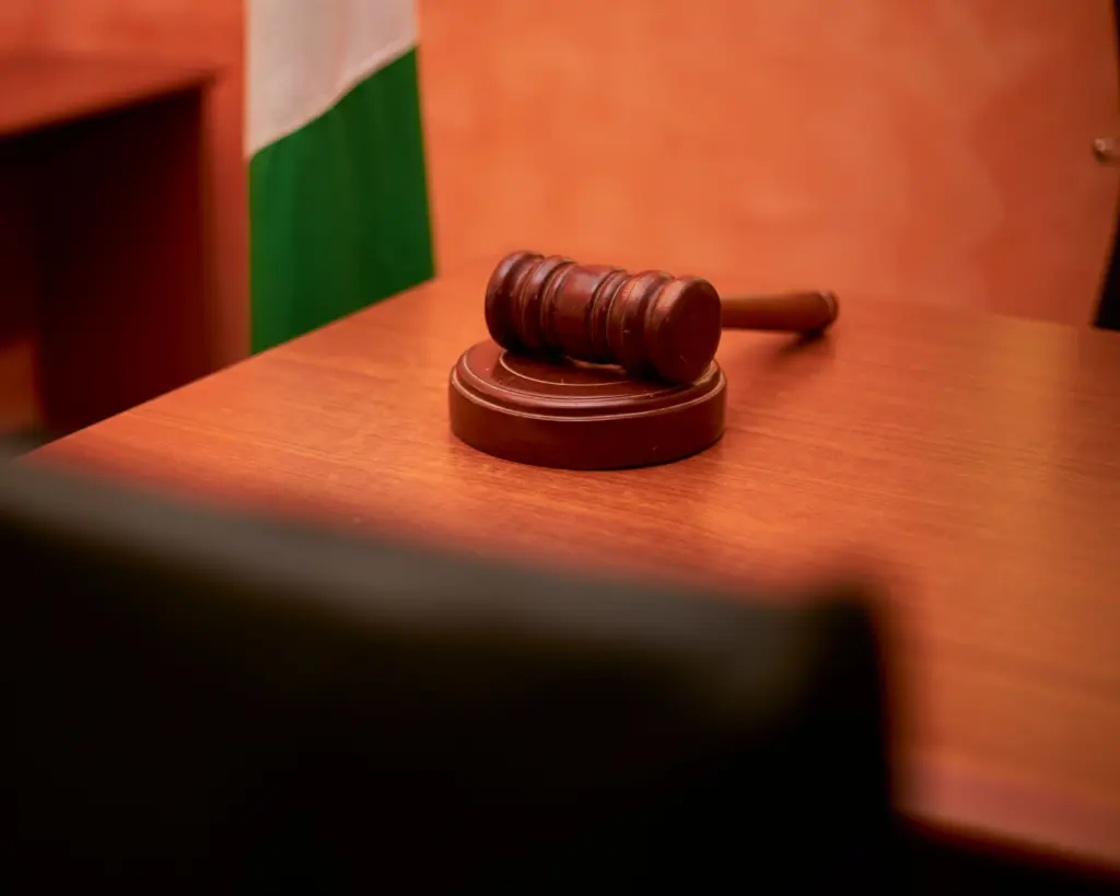 Marteau de juge sur un bureau de tribunal