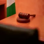 Marteau de juge sur un bureau de tribunal