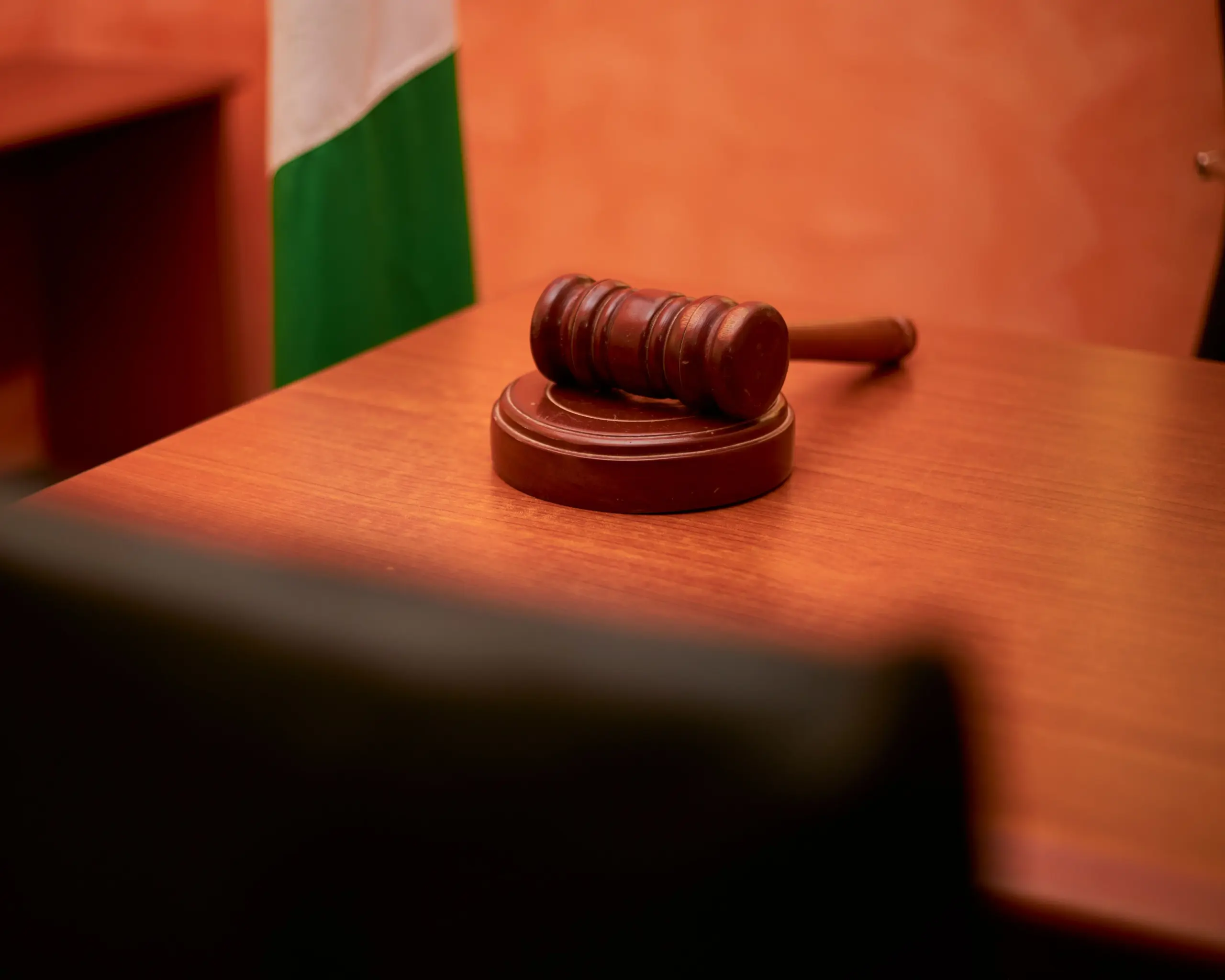 Marteau de juge sur un bureau de tribunal