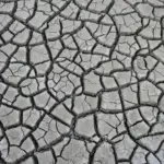 Terre craquelee par la secheresse dans une zone agricole
