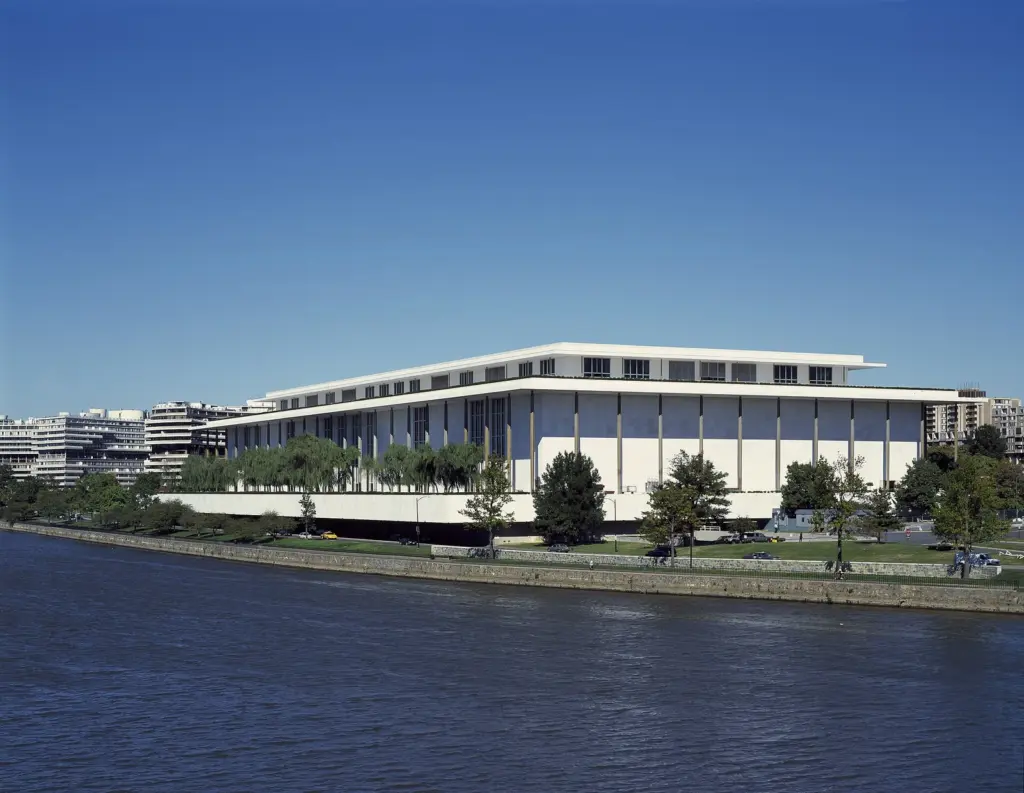Le Kennedy Center, à Washington, sur les bords du Potomac