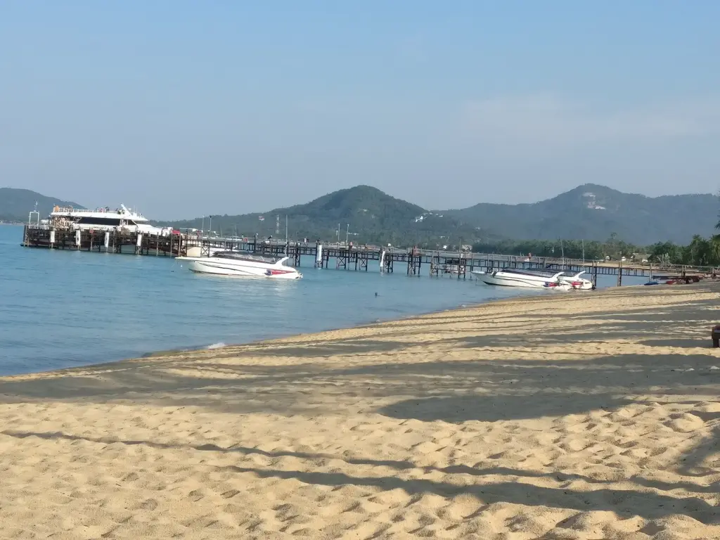 Plage et ponton de Mae Nam, sur l'ile de Koh Samui en Thailande, ou est implante le parc animalier au coeur de la polemique (photo d'illustration)
