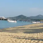 Plage et ponton de Mae Nam, sur l'ile de Koh Samui en Thailande, ou est implante le parc animalier au coeur de la polemique (photo d'illustration)