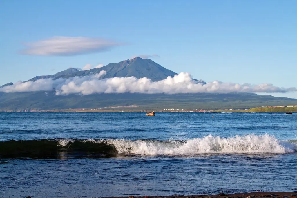 Le volcan Bogdan Khmelnitski sur l'ile d'Itouroup, dans l'archipel des Kouriles du Sud disputees entre la Russie et le Japon
