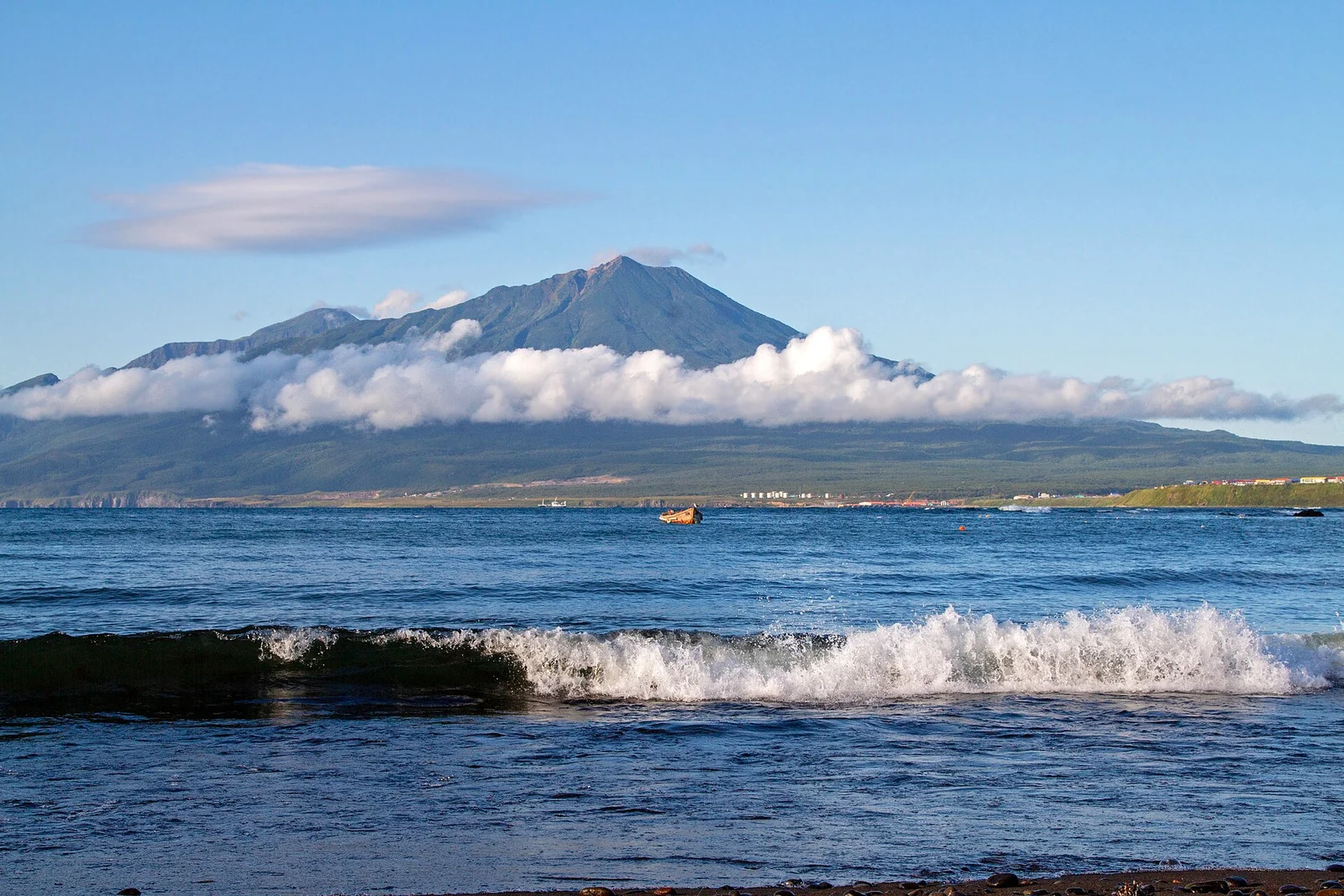 Le volcan Bogdan Khmelnitski sur l'ile d'Itouroup, dans l'archipel des Kouriles du Sud disputees entre la Russie et le Japon