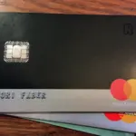 Carte bancaire Revolut posée sur une table