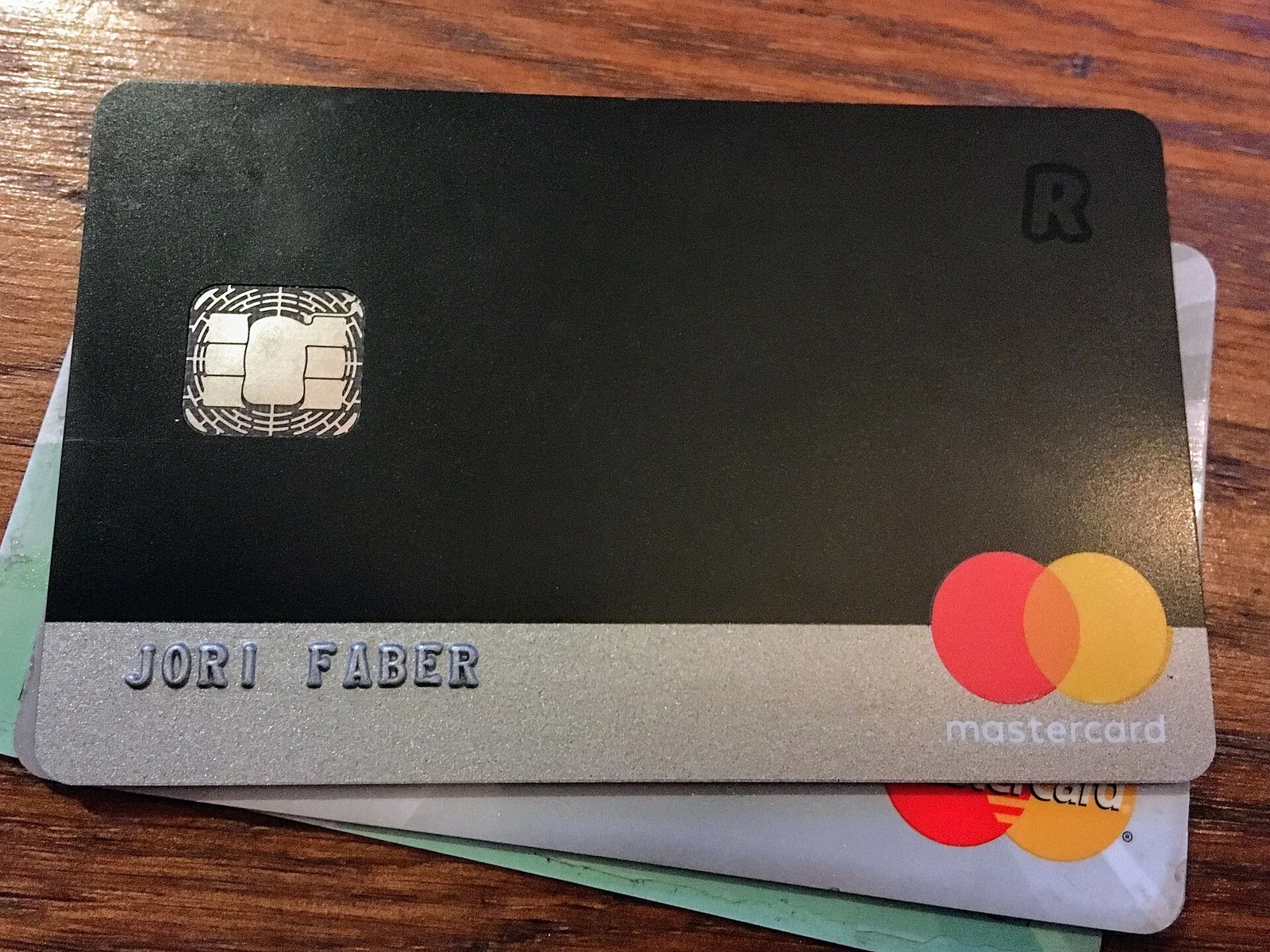 Carte bancaire Revolut posée sur une table