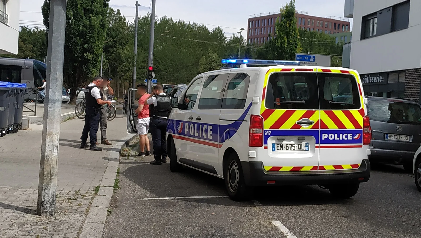 Des policiers nationaux en intervention dans la rue, illustration de la rédaction des procédures pénales