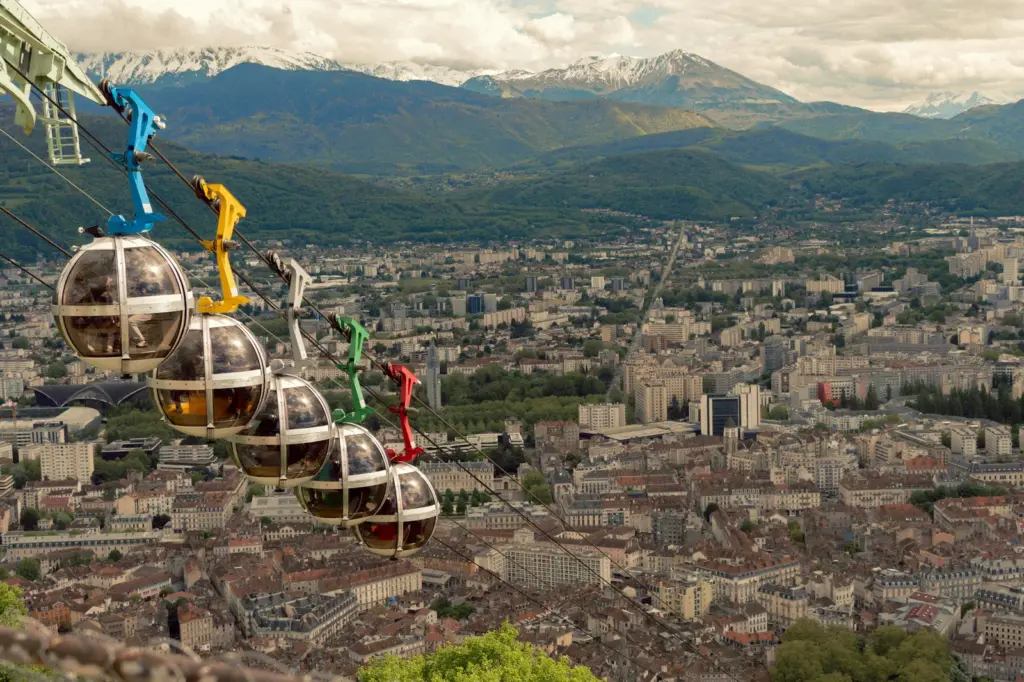 Vue de Grenoble et des massifs environnants depuis les bulles de la Bastille, illustration