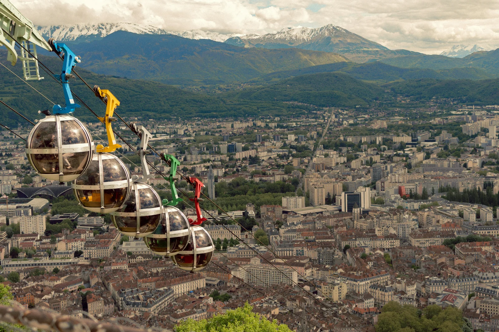 Vue de Grenoble et des massifs environnants depuis les bulles de la Bastille, illustration