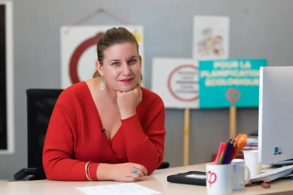 La députée Mathilde Panot, présidente du groupe La France insoumise à l'Assemblée nationale, dans son bureau