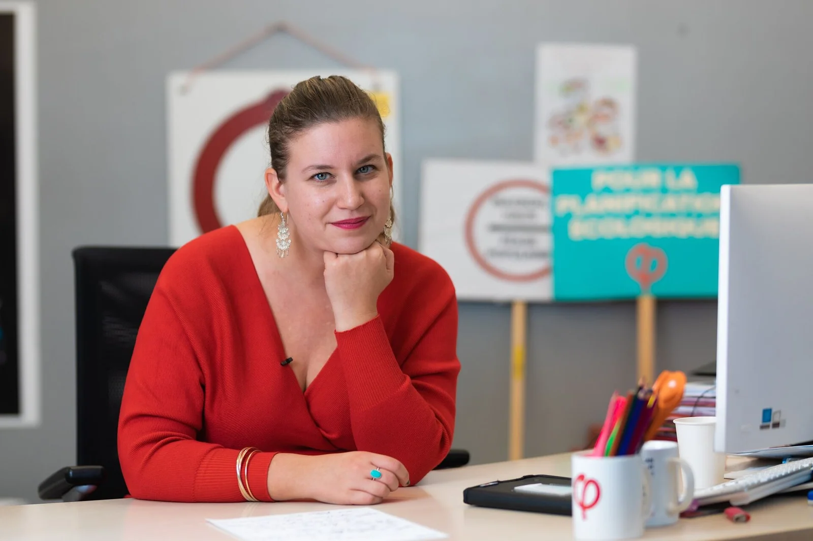 La députée Mathilde Panot, présidente du groupe La France insoumise à l'Assemblée nationale, dans son bureau