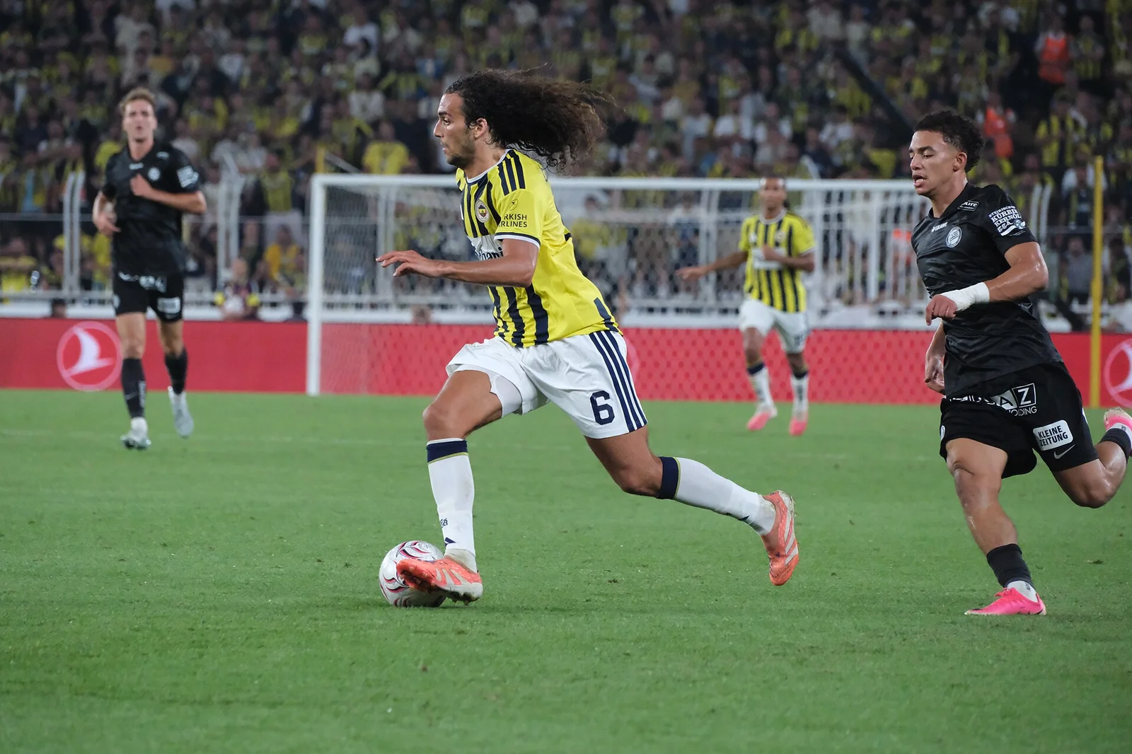 Le milieu de terrain international français Matteo Guendouzi sous le maillot du Fenerbahçe en août 2026