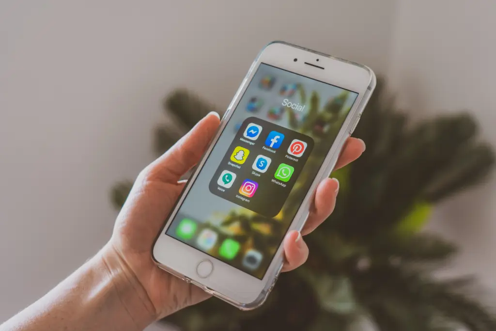 Smartphone affichant des applications de reseaux sociaux, illustration Meta Facebook Instagram