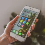 Smartphone affichant des applications de reseaux sociaux, illustration Meta Facebook Instagram