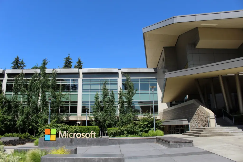 Le bâtiment 92 du campus Microsoft a Redmond, siege de la strategie de confinement des agents IA