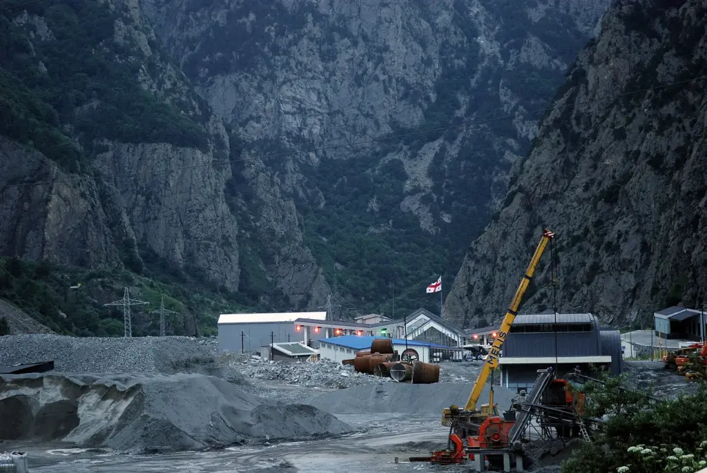 Les gorges de Darial au poste frontière géorgien de Verkhni Lars, à la frontière avec la Russie