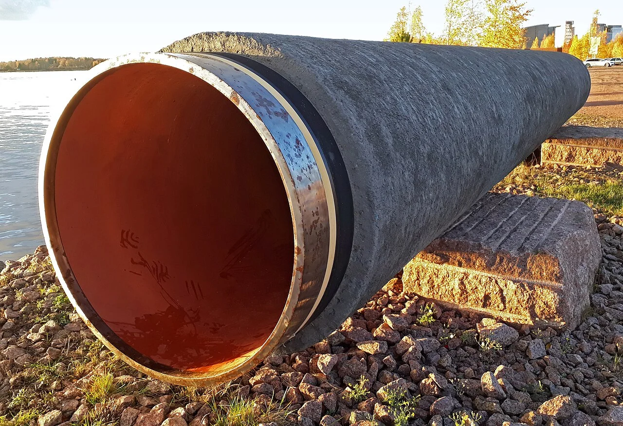 Tronçons du gazoduc Nord Stream stockés à Kotka, en Finlande