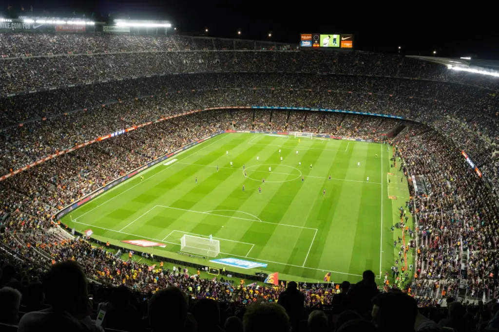 Coup d'envoi d'une rencontre de football dans un stade rempli, illustration