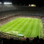 Coup d'envoi d'une rencontre de football dans un stade rempli, illustration
