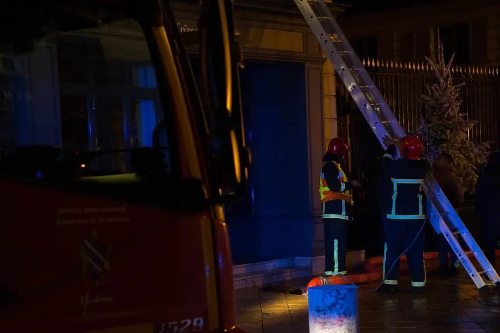 Sapeurs-pompiers francais en intervention sur un incendie
