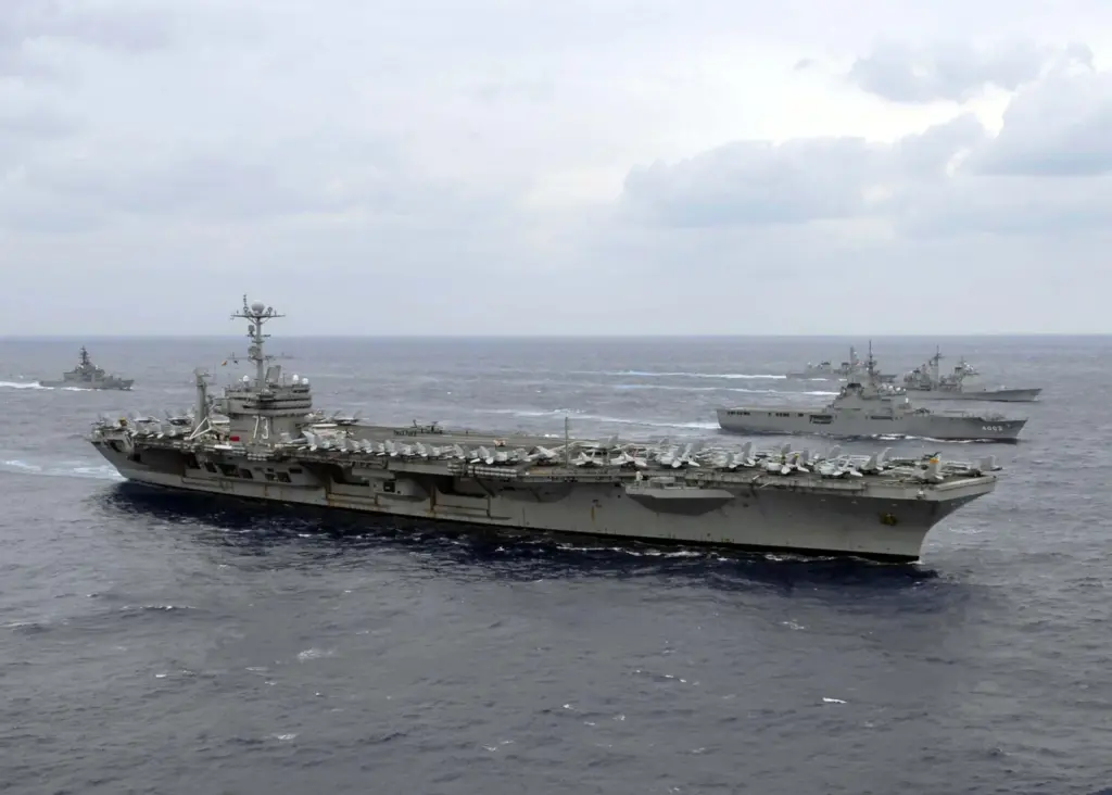 Le porte-avions americain USS George Washington en formation avec des navires japonais et americains dans le Pacifique