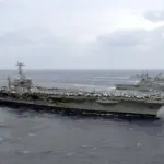 Le porte-avions americain USS George Washington en formation avec des navires japonais et americains dans le Pacifique