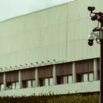 Mât équipé de plusieurs caméras de vidéosurveillance, illustration