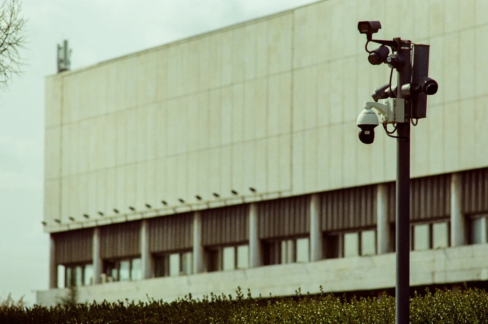 Mât équipé de plusieurs caméras de vidéosurveillance, illustration