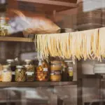 Pates artisanales dans la vitrine d un restaurant italien
