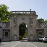 Entrée du parc de la Villa Celimontana, via della Navicella, sur la colline du Caelius à Rome