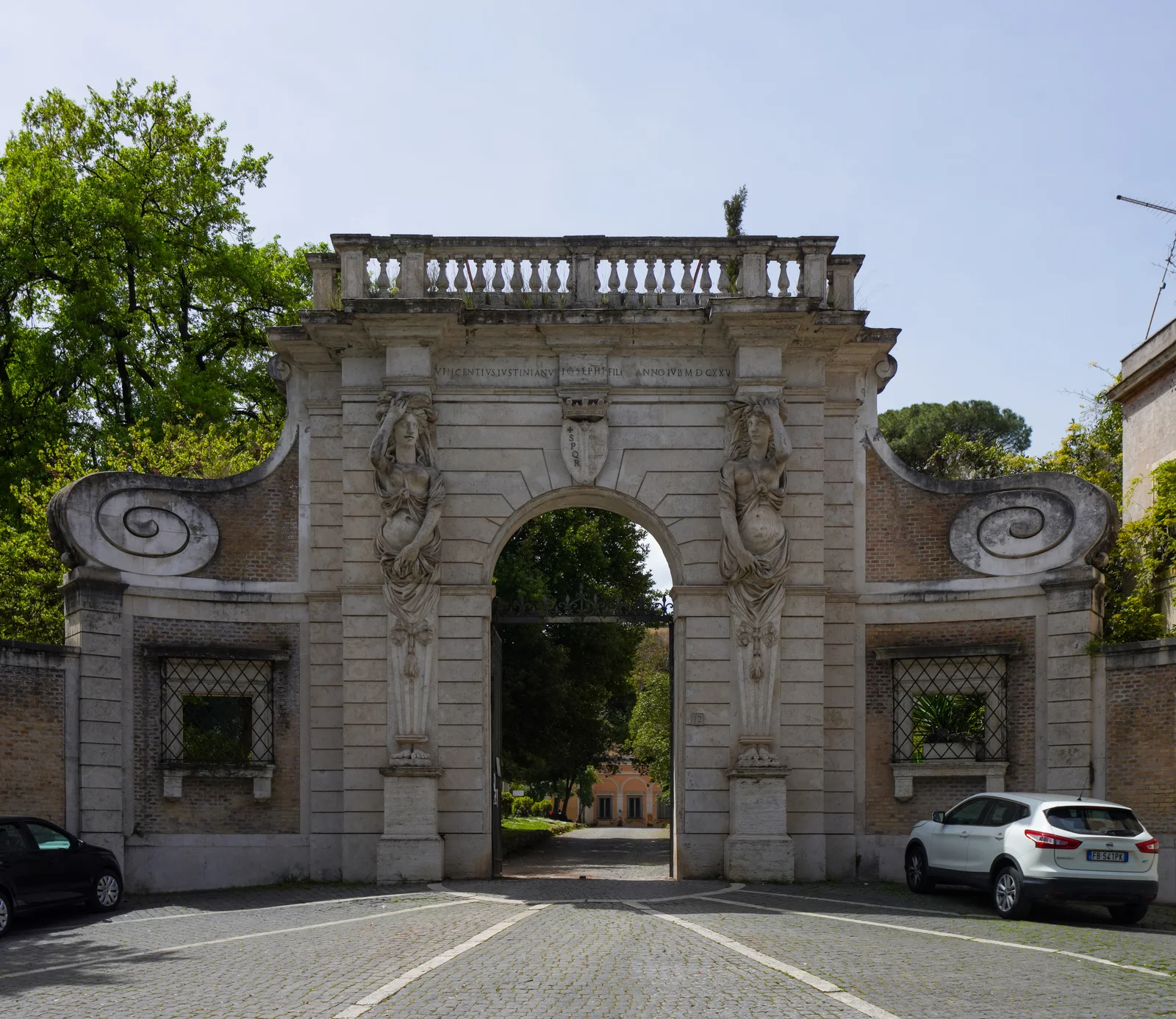 Entrée du parc de la Villa Celimontana, via della Navicella, sur la colline du Caelius à Rome