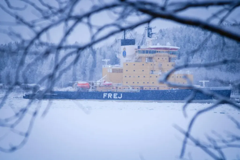 Navire progressant dans une mer prise par les glaces