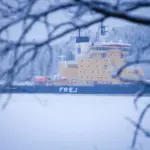Navire progressant dans une mer prise par les glaces