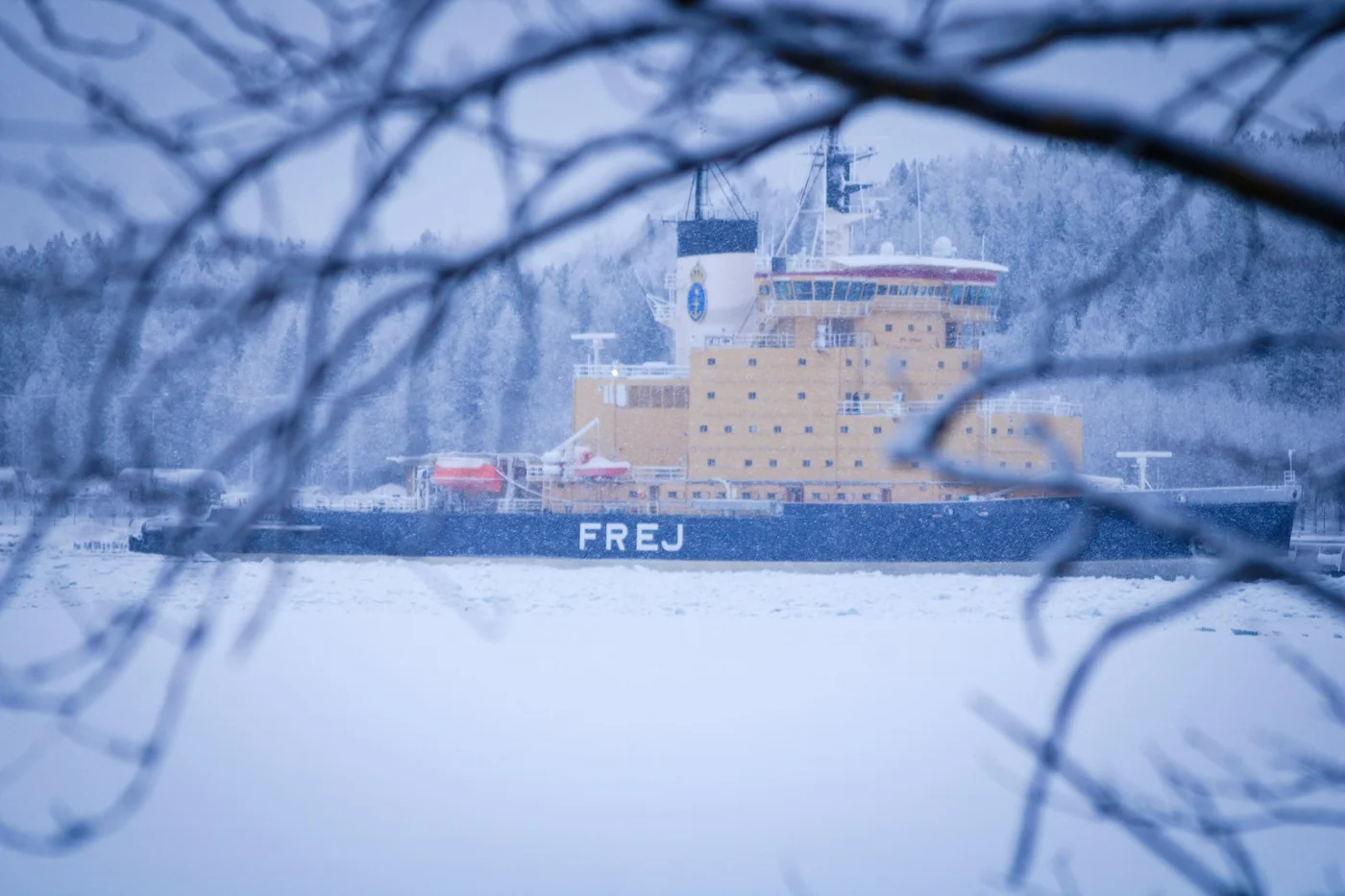 Navire progressant dans une mer prise par les glaces