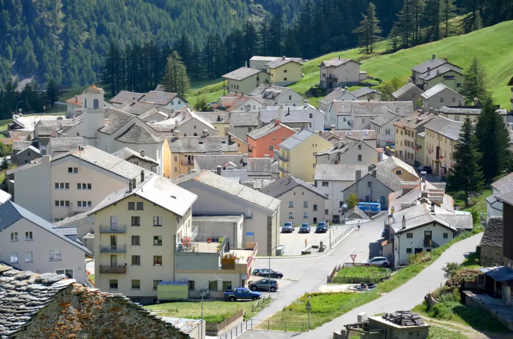 Vue sur le village de Simplon, en Valais, dans les Alpes suisses