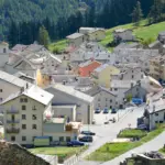 Vue sur le village de Simplon, en Valais, dans les Alpes suisses