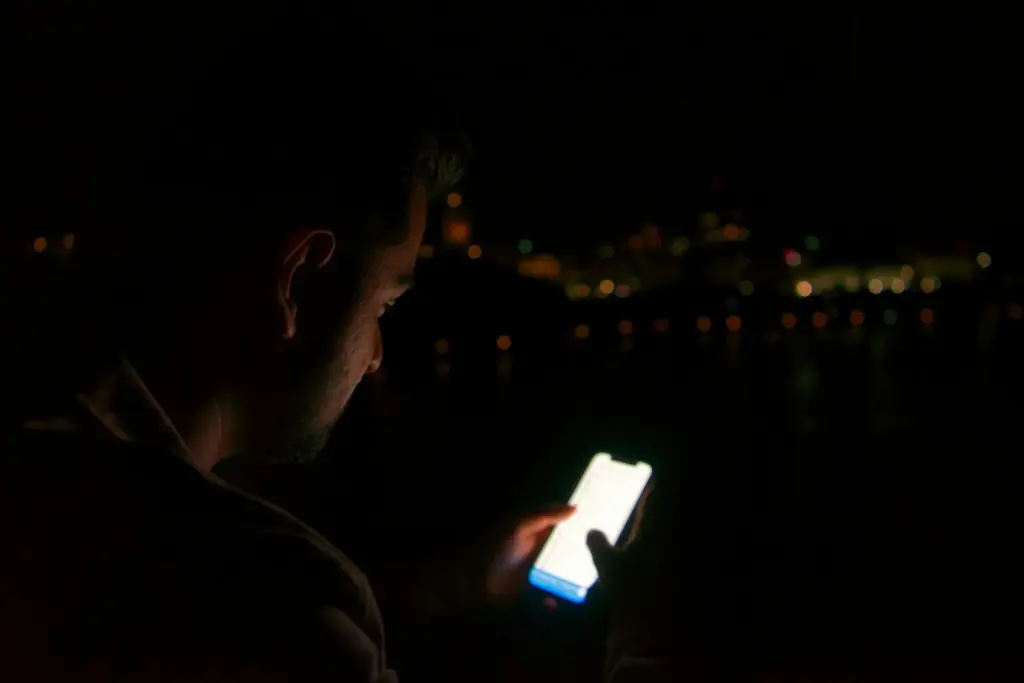 Un smartphone affichant des applications de réseaux sociaux