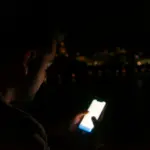 Un smartphone affichant des applications de réseaux sociaux